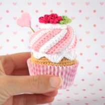 I-am-a-mess-cupcake-crochet-valentine-3