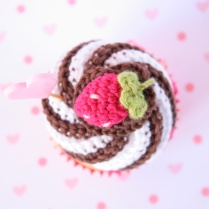 i-am-a-mess-valentine-crochet-cupcake-2