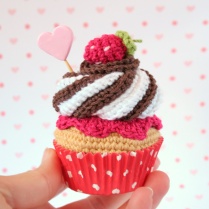 i-am-a-mess-valentine-crochet-cupcake-4