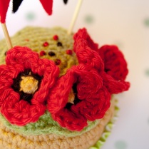 poppy crochet cupcake by "I am a Mess"