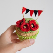 poppy crochet cupcake by "I am a Mess"