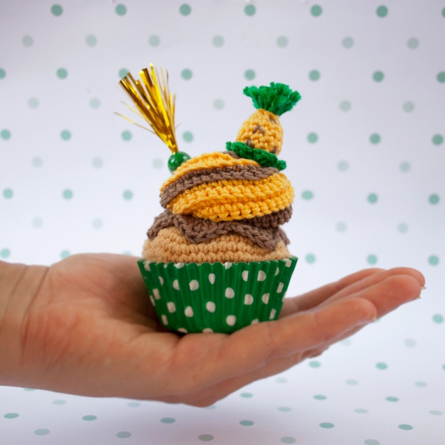 pineapple crochet cupcakes By “I am a Mess”