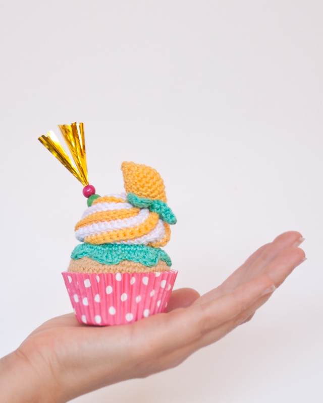 Lemon crochet cupcake By “I am a Mess”